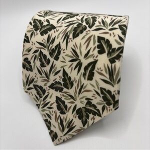 Gianni Versace Luxury Men’s Silk Tie Cream Green Leaf Print Made In Italy